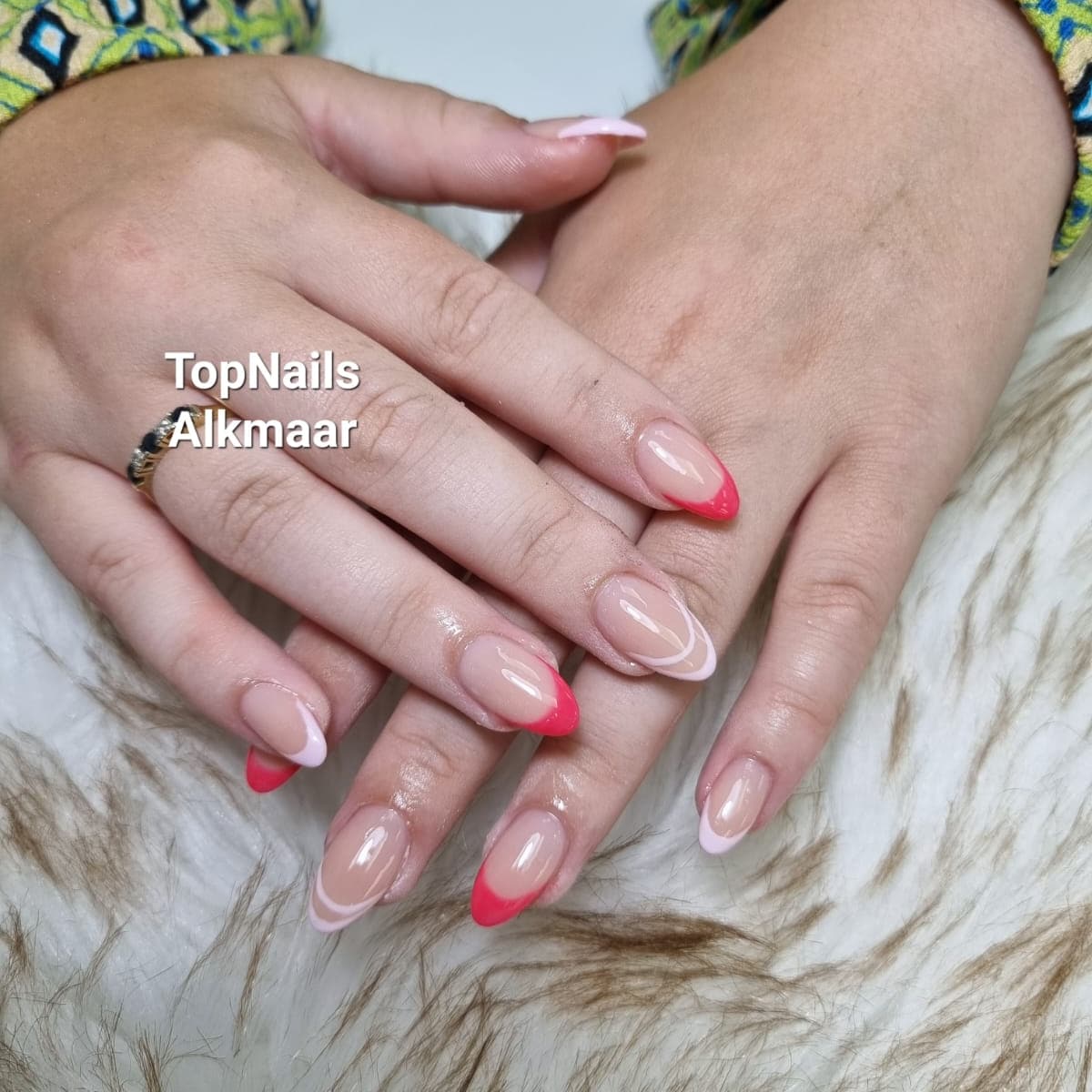 Amandelvormige nagels met een roze en witte French